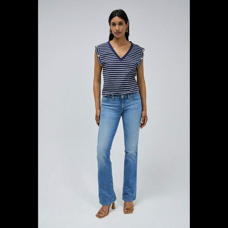 Calças jeans wonder de cintura baixa e efeito "push up" com detalhes de bolsos traseiros com botões. Calças de cinco bolsos e presilhas na cintura com perna a terminar à boca de sino. Abertura com fecho de correr e um botão.