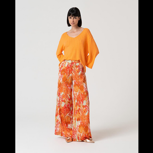 Calça larga multicor com bolsos e elástico na parte de trás da cintura.
Composição: 55%Viscose + 45%Rayon