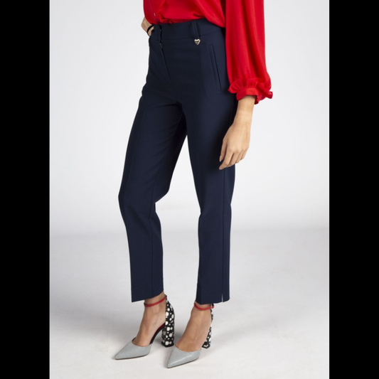 Calça clássica de cintura subida. Bolsos laterias e atrás fictícios. Composição: 88%Poliéster + 12% Elastano
Feito em Portugal