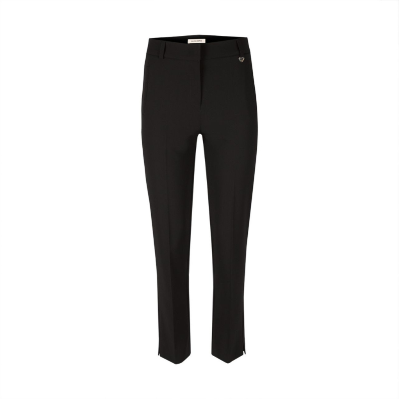 Calça clássica de cintura subida. Bolsos laterias e atrás fictícios.
Composição: 88%Poliéster + 12% Elastano
Feito em Portugal