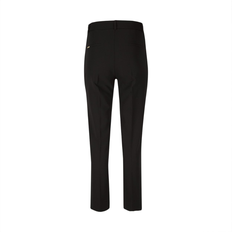 Calça clássica de cintura subida. Bolsos laterias e atrás fictícios.
Composição: 88%Poliéster + 12% Elastano
Feito em Portugal