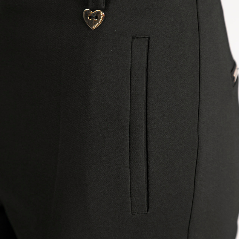 Calça clássica de cintura subida. Bolsos laterias e atrás fictícios.
Composição: 88%Poliéster + 12% Elastano
Feito em Portugal