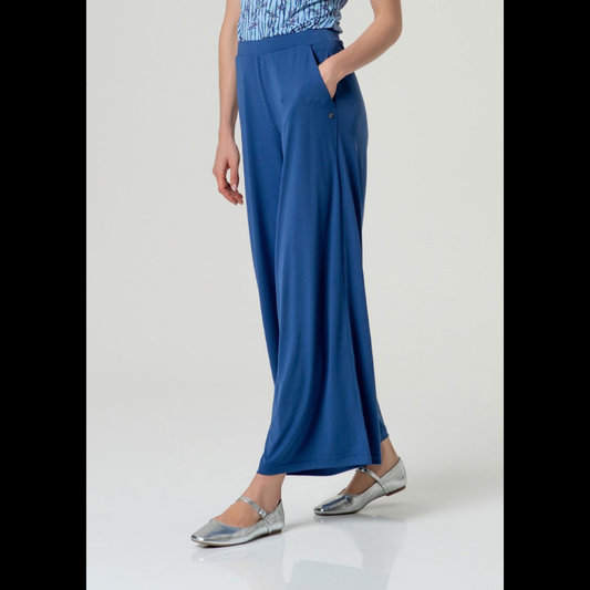 Experimente a versatilidade desta calça pantalona azul SURKANA, desenhada para quem valoriza conforto sem abrir mão do estilo. A cintura subida oferece um ajuste lisonjeiro e seguro, enquanto o elástico na cintura garante comodidade durante todo o dia. Com bolsos chino laterais funcionais, é a peça ideal para composições modernas e sofisticadas.