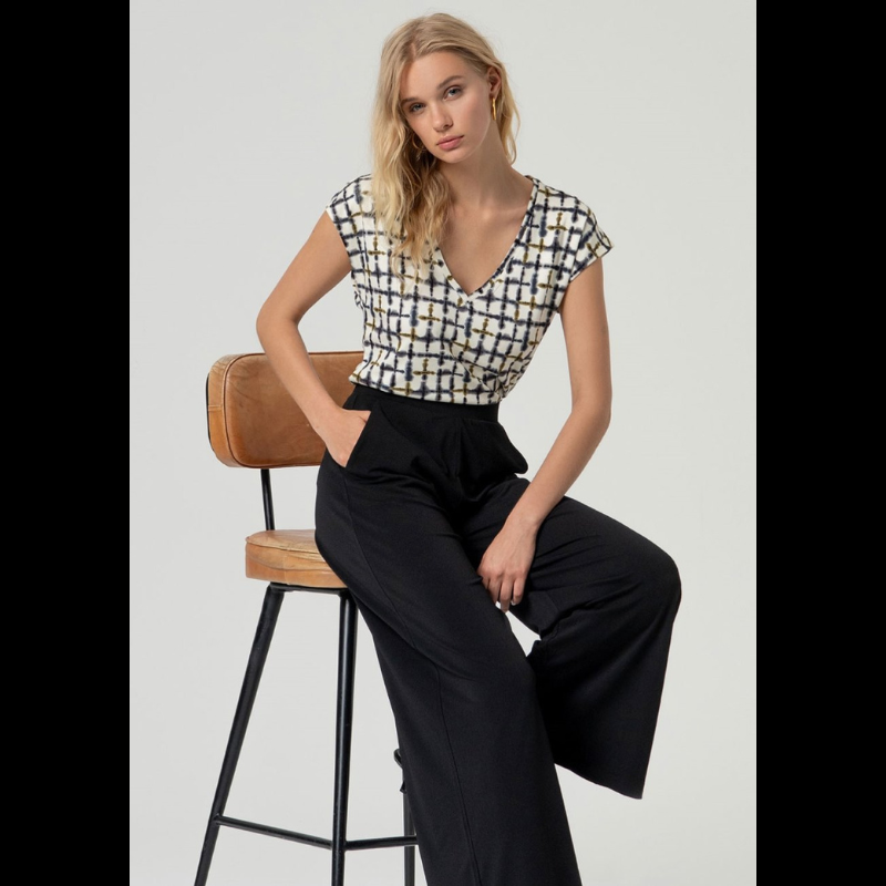 Calça pantalona preta SURKANA que combina conforto e elegância. Cintura subida oferece um ajuste lisonjeiro e seguro, enquanto o elástico na cintura garante comodidade durante todo o dia. Bolsos chino laterais funcionais para guardar seus essenciais. Esta calça é a peça versátil perfeita para looks modernos e sofisticados.