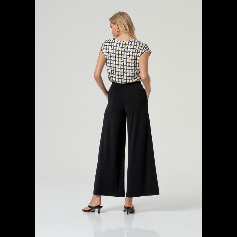 Calça pantalona preta SURKANA que combina conforto e elegância. Cintura subida oferece um ajuste lisonjeiro e seguro, enquanto o elástico na cintura garante comodidade durante todo o dia. Bolsos chino laterais funcionais para guardar seus essenciais. Esta calça é a peça versátil perfeita para looks modernos e sofisticados.