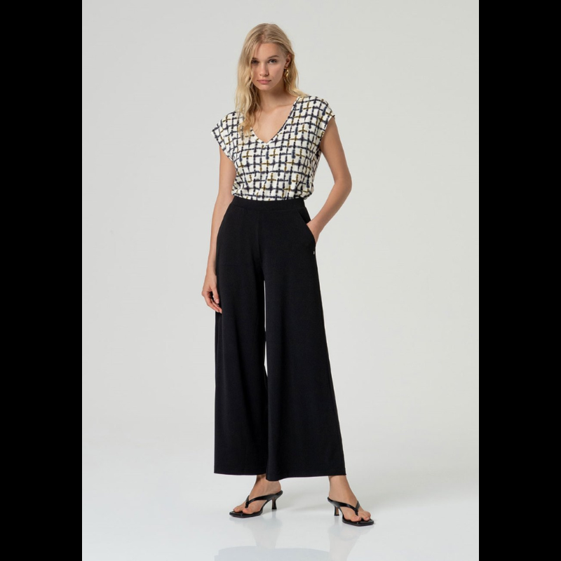 Calça pantalona preta SURKANA que combina conforto e elegância. Cintura subida oferece um ajuste lisonjeiro e seguro, enquanto o elástico na cintura garante comodidade durante todo o dia. Bolsos chino laterais funcionais para guardar seus essenciais. Esta calça é a peça versátil perfeita para looks modernos e sofisticados.