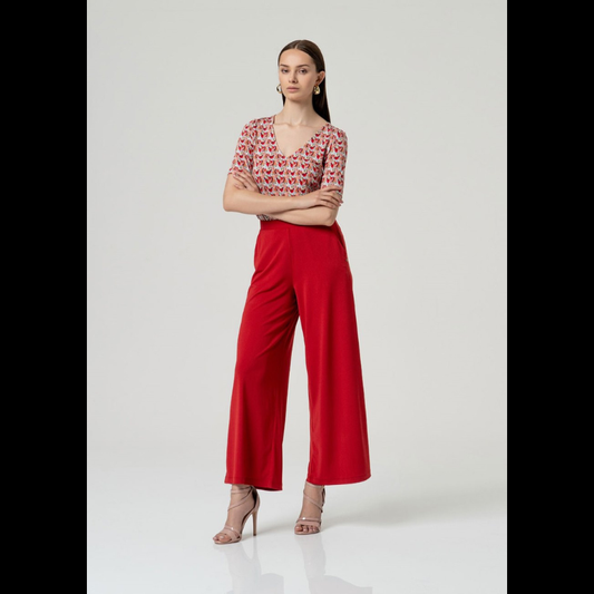 Descubra o conforto e o estilo com esta calça pantalona vermelha vibrante. Apresenta cintura subida que oferece um ajuste lisonjeiro e seguro, complementada por um elástico na cintura para máximo conforto ao longo do dia. Os bolsos chino laterais proporcionam funcionalidade prática para guardar seus essenciais. Perfeita para criar looks modernos e versáteis, esta peça é um essencial do guarda-roupa que combina elegância com comodidade.