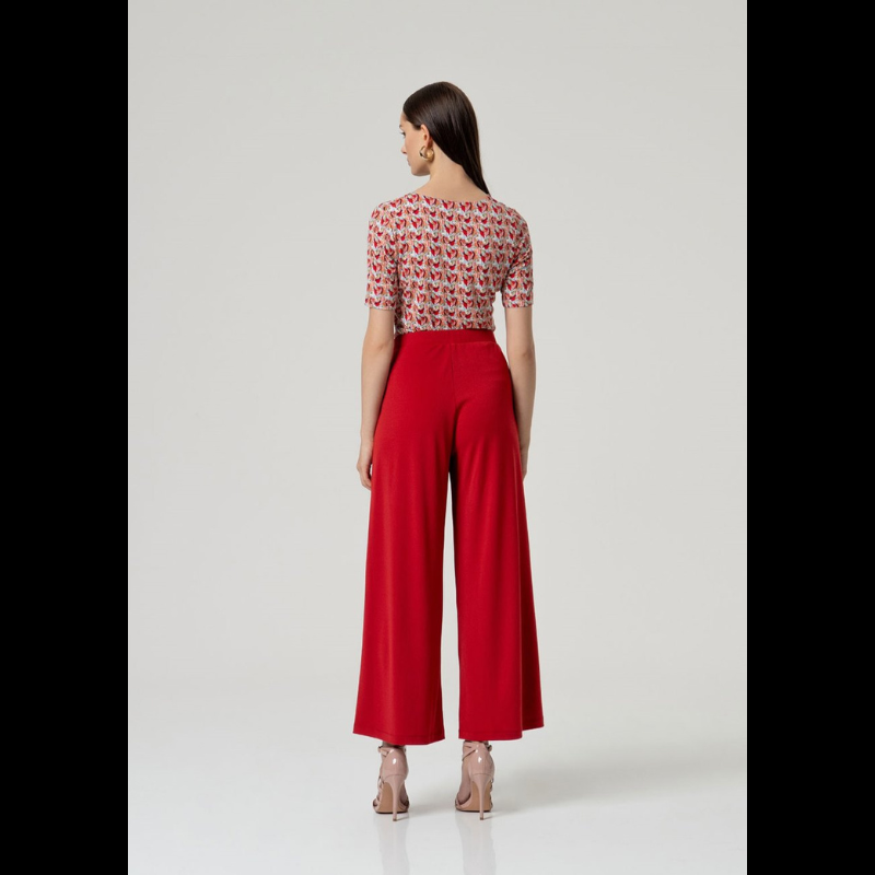 Descubra o conforto e o estilo com esta calça pantalona vermelha vibrante. Apresenta cintura subida que oferece um ajuste lisonjeiro e seguro, complementada por um elástico na cintura para máximo conforto ao longo do dia. Os bolsos chino laterais proporcionam funcionalidade prática para guardar seus essenciais. Perfeita para criar looks modernos e versáteis, esta peça é um essencial do guarda-roupa que combina elegância com comodidade.