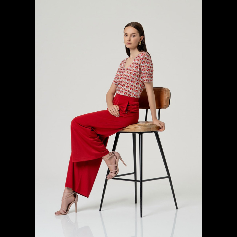 Descubra o conforto e o estilo com esta calça pantalona vermelha vibrante. Apresenta cintura subida que oferece um ajuste lisonjeiro e seguro, complementada por um elástico na cintura para máximo conforto ao longo do dia. Os bolsos chino laterais proporcionam funcionalidade prática para guardar seus essenciais. Perfeita para criar looks modernos e versáteis, esta peça é um essencial do guarda-roupa que combina elegância com comodidade.