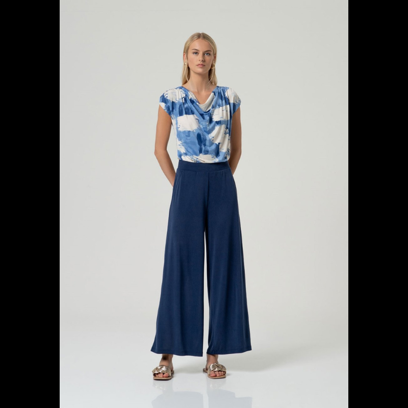 Descubra o conforto e a elegância em uma única peça. Estas calças largas SURKANA em azul marinho combinam um corte moderno com funcionalidade prática. A cintura subida proporciona um ajuste lisonjeiro, enquanto o elástico garante liberdade de movimento o dia todo. Os bolsos chino laterais adicionam utilidade ao design sofisticado. A sua Confeção em Modal e Poliéster, oferecem maciez e durabilidade para um visual contemporâneo e versátil.