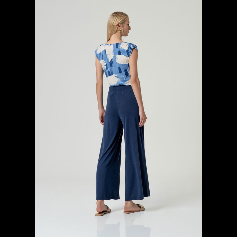 Descubra o conforto e a elegância em uma única peça. Estas calças largas SURKANA em azul marinho combinam um corte moderno com funcionalidade prática. A cintura subida proporciona um ajuste lisonjeiro, enquanto o elástico garante liberdade de movimento o dia todo. Os bolsos chino laterais adicionam utilidade ao design sofisticado. A sua Confeção em Modal e Poliéster, oferecem maciez e durabilidade para um visual contemporâneo e versátil.