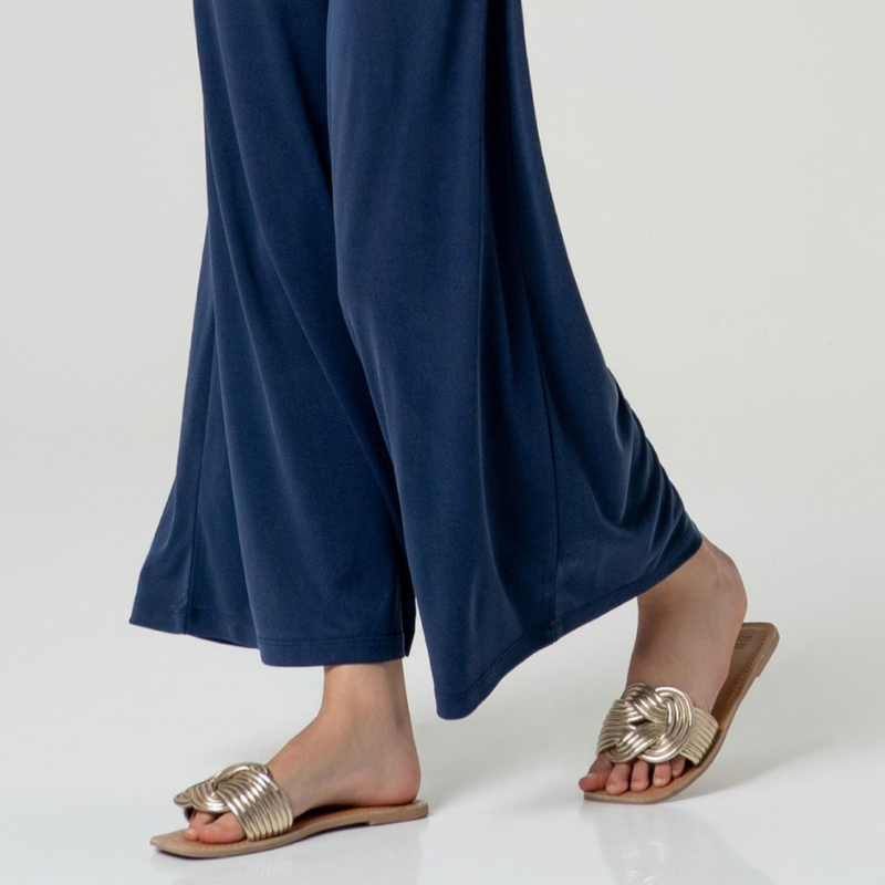 Descubra o conforto e a elegância em uma única peça. Estas calças largas SURKANA em azul marinho combinam um corte moderno com funcionalidade prática. A cintura subida proporciona um ajuste lisonjeiro, enquanto o elástico garante liberdade de movimento o dia todo. Os bolsos chino laterais adicionam utilidade ao design sofisticado. A sua Confeção em Modal e Poliéster, oferecem maciez e durabilidade para um visual contemporâneo e versátil.