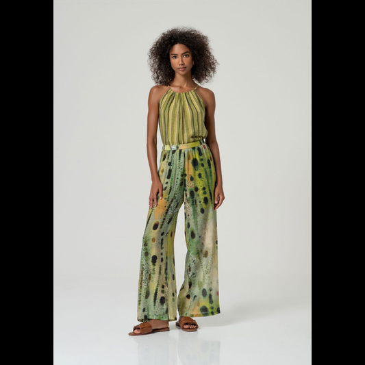 Calças largas em viscose e poliamida com design fluido e descontraído que permite total liberdade de movimento. O padrão abstrato em tons verdes traz modernidade e sofisticação ao visual. Cintura média com elástico ajustável, fecho lateral com colchete e forro em calção para maior conforto. Perfeitas para um estilo casual elegante e versátil.