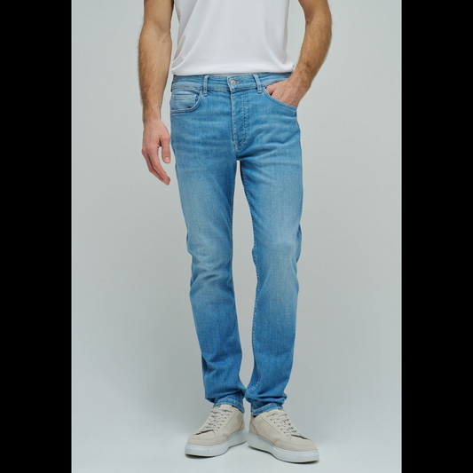 Calças jeans slim fit em azul claro com cintura média e perna ajustada. Apresenta abertura com botões, cinco bolsos funcionais e presilhas para cinto. Corte moderno que realça a silhueta, ideal para um visual casual e versátil no dia a dia.