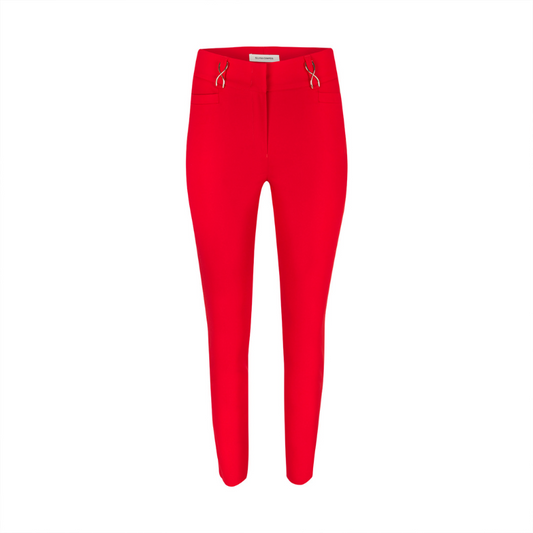 Calças skinny, em vermelho, com aplicação de infinito metálico nas presilhas da frente. Calças de cintura subida com abertura na parte de trás da perna. Bolsos frontais de chapa e bolsos de falso vivo atrás. Fecha com fecho de correr oculto por aba e com dois ganchos metálicos.
Composição: 64% Algodão + 34%Poliérter + 2%Spandex
Fabricado em Portugal