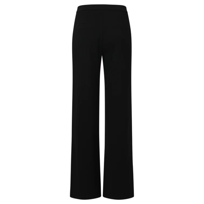 Calças stretch em preto. Calças com costura na frente e com elástico na cintura.
Composição: 95%Poliéter + 5%Spandex