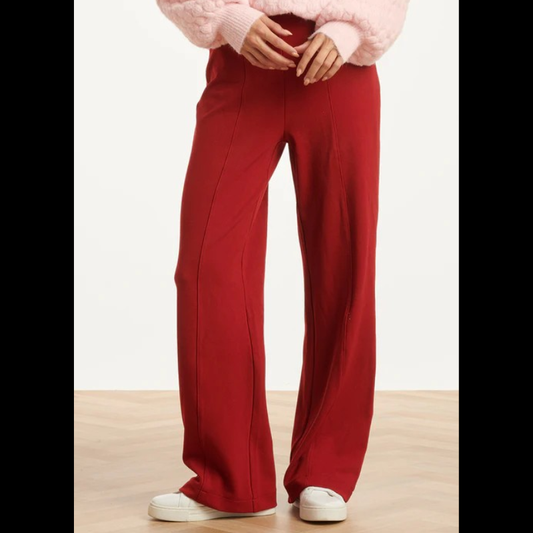 Calças stretch em bordô. Calças com costura na frente e com elástico na cintura.
Composição: 95%Poliéter + 5%Spandex