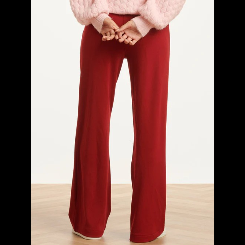 Calças stretch em bordô. Calças com costura na frente e com elástico na cintura.
Composição: 95%Poliéter + 5%Spandex