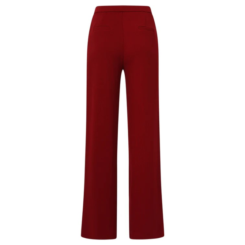 Calças stretch em bordô. Calças com costura na frente e com elástico na cintura.
Composição: 95%Poliéter + 5%Spandex