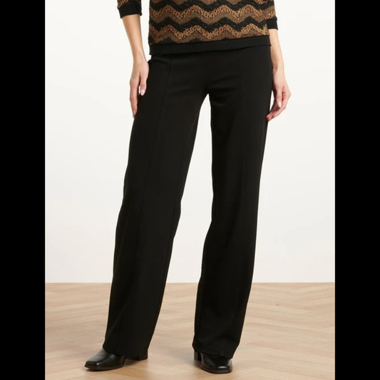 Calças stretch em preto. Calças com costura na frente e com elástico na cintura.
Composição: 95%Poliéter + 5%Spandex