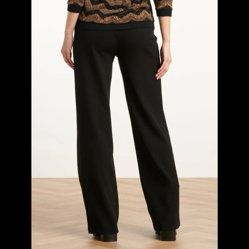 Calças stretch em preto. Calças com costura na frente e com elástico na cintura.
Composição: 95%Poliéter + 5%Spandex