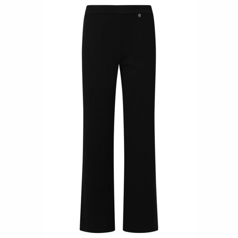 Calças stretch em preto. Calças com costura na frente e com elástico na cintura.
Composição: 95%Poliéter + 5%Spandex