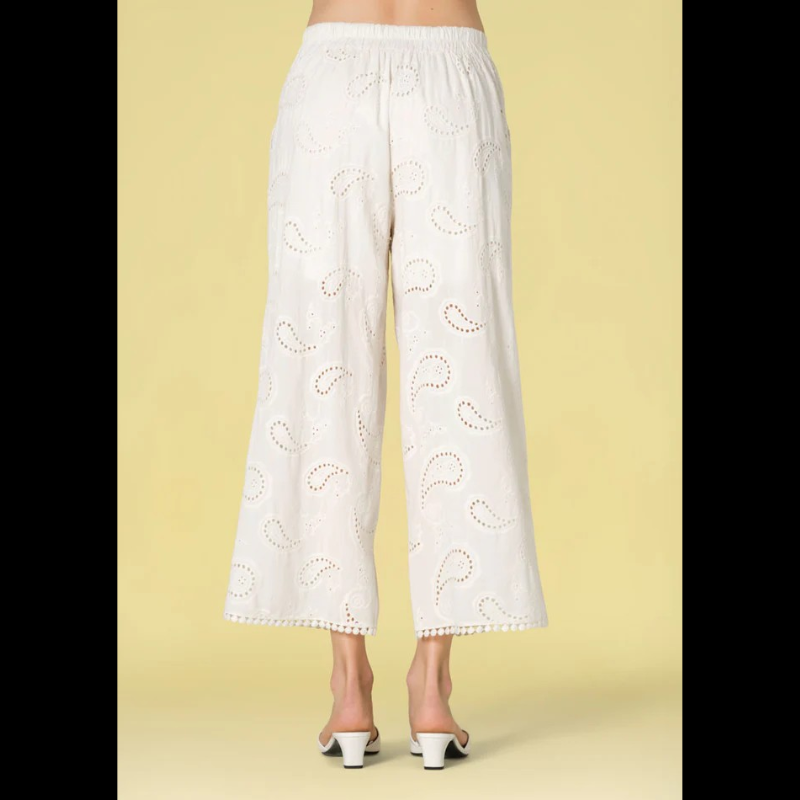 Calças tipo cullote em bordado inglês, perfeitas para um visual elegante e sofisticado. Cintura com elástico, na parte de trás, para máximo conforto e ajuste personalizado. Bolsos laterais funcionais. Possuem forro em calção interior, garantindo uma sensação suave contra a pele e maior durabilidade. Ideal para ocasiões especiais ou para elevar o dia a dia com estilo refinado.