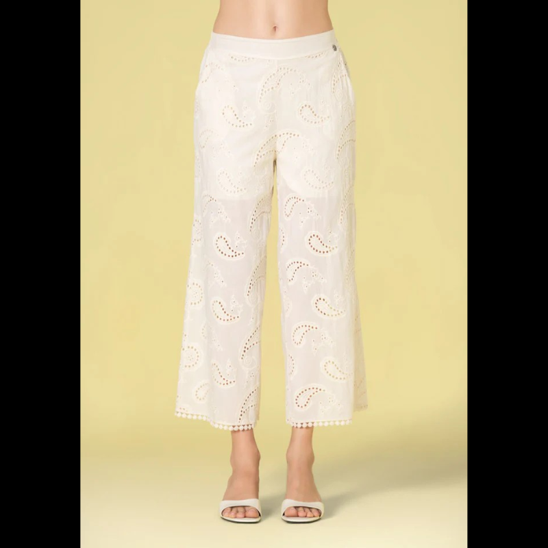 Calças tipo cullote em bordado inglês, perfeitas para um visual elegante e sofisticado. Cintura com elástico, na parte de trás, para máximo conforto e ajuste personalizado. Bolsos laterais funcionais. Possuem forro em calção interior, garantindo uma sensação suave contra a pele e maior durabilidade. Ideal para ocasiões especiais ou para elevar o dia a dia com estilo refinado.