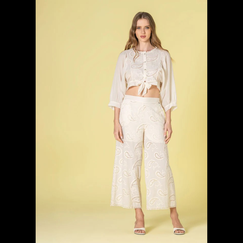 Calças tipo cullote em bordado inglês, perfeitas para um visual elegante e sofisticado. Cintura com elástico, na parte de trás, para máximo conforto e ajuste personalizado. Bolsos laterais funcionais. Possuem forro em calção interior, garantindo uma sensação suave contra a pele e maior durabilidade. Ideal para ocasiões especiais ou para elevar o dia a dia com estilo refinado.