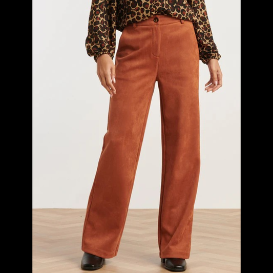 Calças direitas de camurça em cognac. Fecha na frente com fecho e botão forrado. Calças com bolsos chino funcionais, de cintura subida e com presilhas.
Composição: 95%Poliéster + 5%Spandex