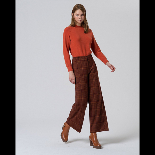 Calças retas com padrão jacquard em tons de tijolo. Bolsos laterias funcionais. Calças a fechar na frente com colchete e botão interior e fecho ziper. Cintura com elástico na parte de trás.
Composição: 75%Poliéster + 23%Viscose + 2%Elastano