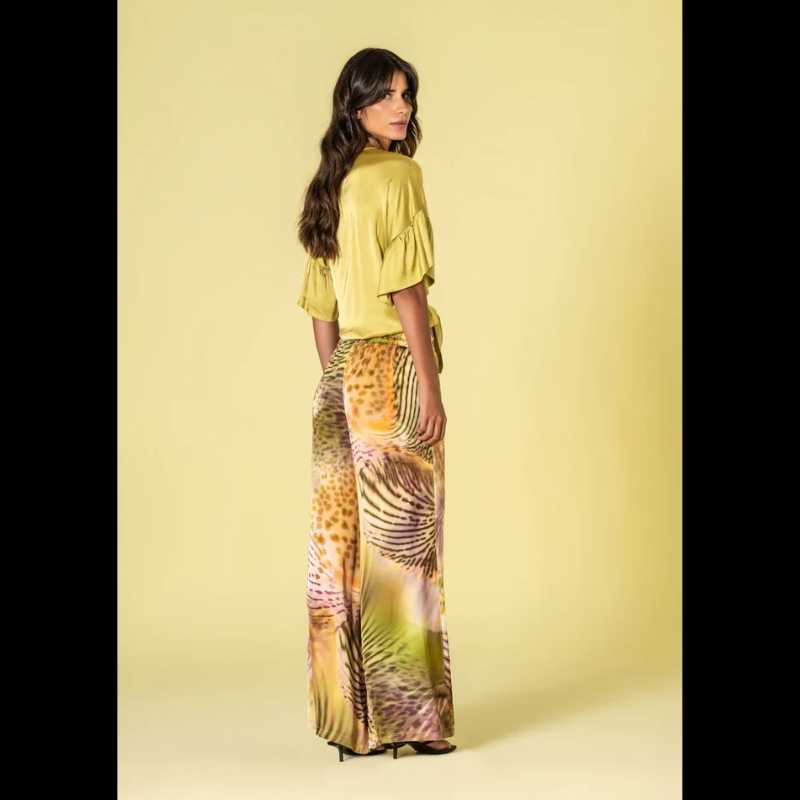 Calças largas em tecido fluido com estampado tropical vibrante. Cintura elástica na parte traseira para maior conforto e flexibilidade, combinando estilo descontraído com praticidade. Ideal para dias quentes e looks casual com personalidade.