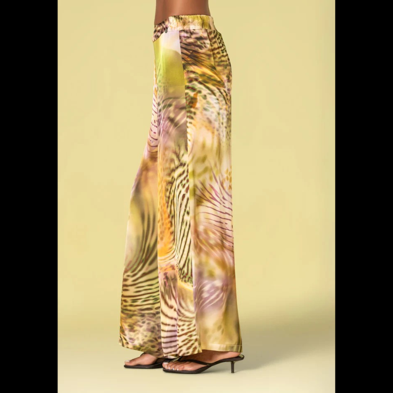 Calças largas em tecido fluido com estampado tropical vibrante. Cintura elástica na parte traseira para maior conforto e flexibilidade, combinando estilo descontraído com praticidade. Ideal para dias quentes e looks casual com personalidade.