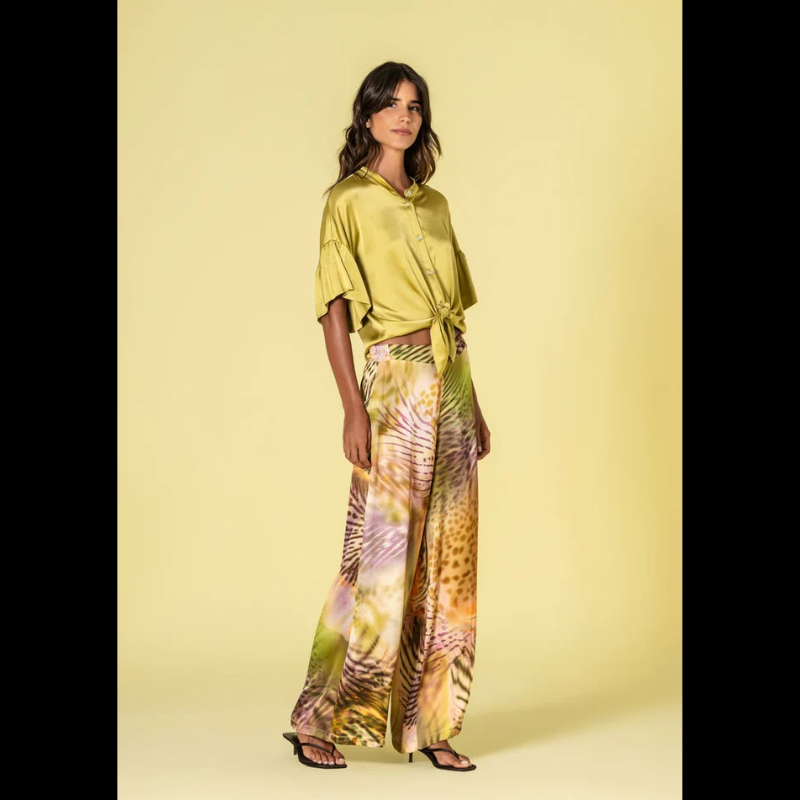 Calças largas em tecido fluido com estampado tropical vibrante. Cintura elástica na parte traseira para maior conforto e flexibilidade, combinando estilo descontraído com praticidade. Ideal para dias quentes e looks casual com personalidade.