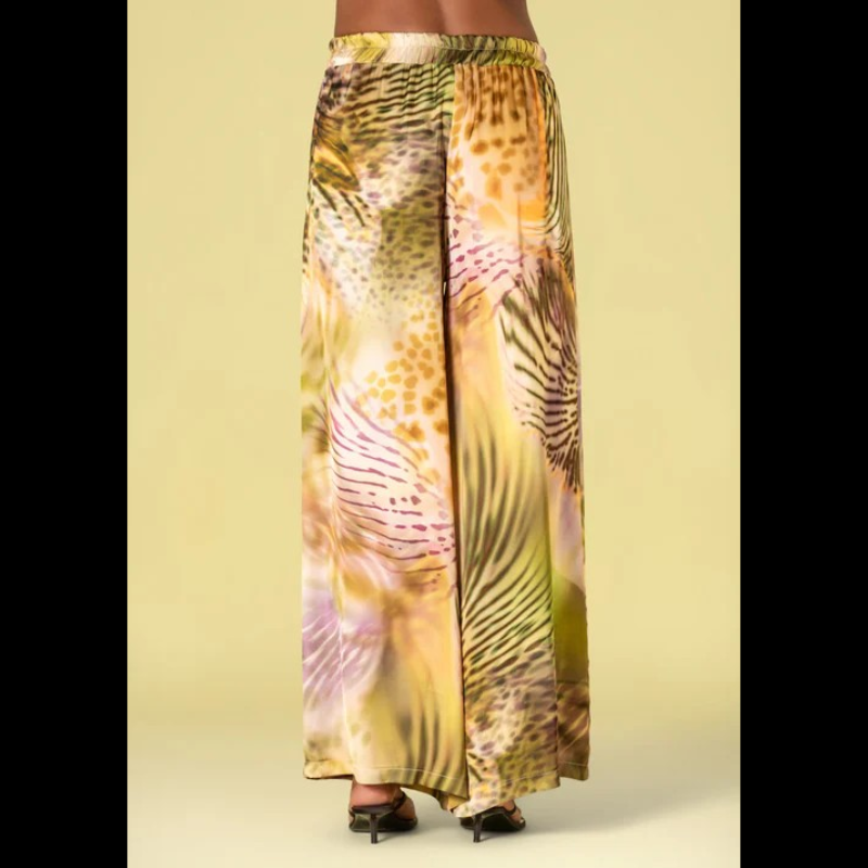 Calças largas em tecido fluido com estampado tropical vibrante. Cintura elástica na parte traseira para maior conforto e flexibilidade, combinando estilo descontraído com praticidade. Ideal para dias quentes e looks casual com personalidade.