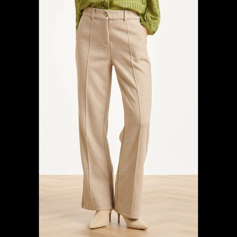 Calças largas com padrão ziz-zag em areia e bege, de vinco na frente costurado. Calças a fechar na frente com fecho e botão e com elástico na cintura com presilhas. Bolsos chino funcionais.
Composição: 55%Poliéster + 27%Viscose + 13%Rayon + 5%Lã