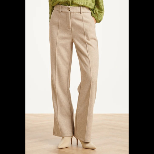 Calças largas com padrão ziz-zag em areia e bege, de vinco na frente costurado. Calças a fechar na frente com fecho e botão e com elástico na cintura com presilhas. Bolsos chino funcionais.
Composição: 55%Poliéster + 27%Viscose + 13%Rayon + 5%Lã