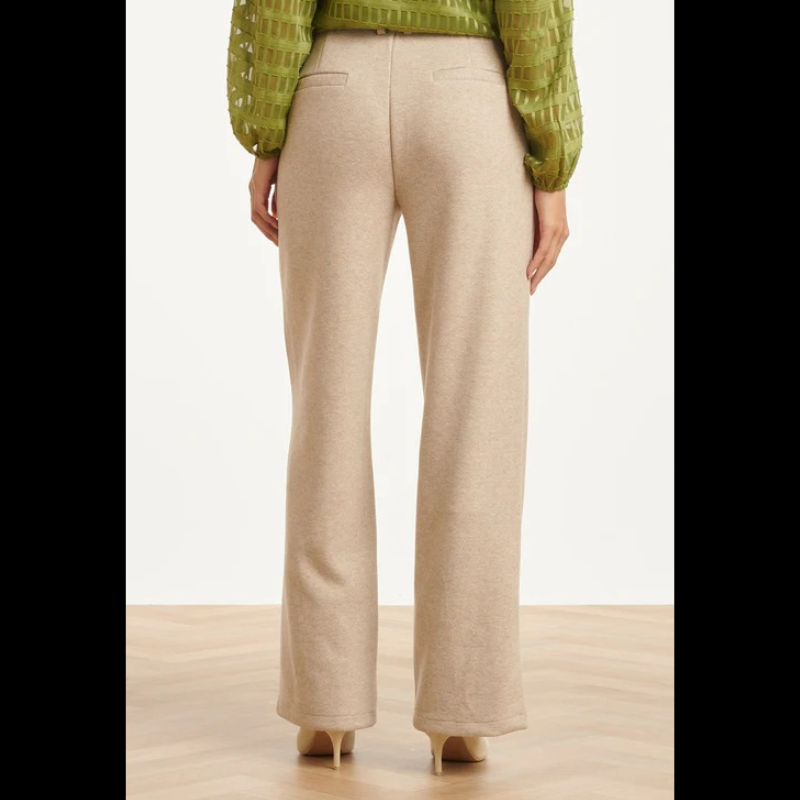 Calças largas com padrão ziz-zag em areia e bege, de vinco na frente costurado. Calças a fechar na frente com fecho e botão e com elástico na cintura com presilhas. Bolsos chino funcionais.
Composição: 55%Poliéster + 27%Viscose + 13%Rayon + 5%Lã