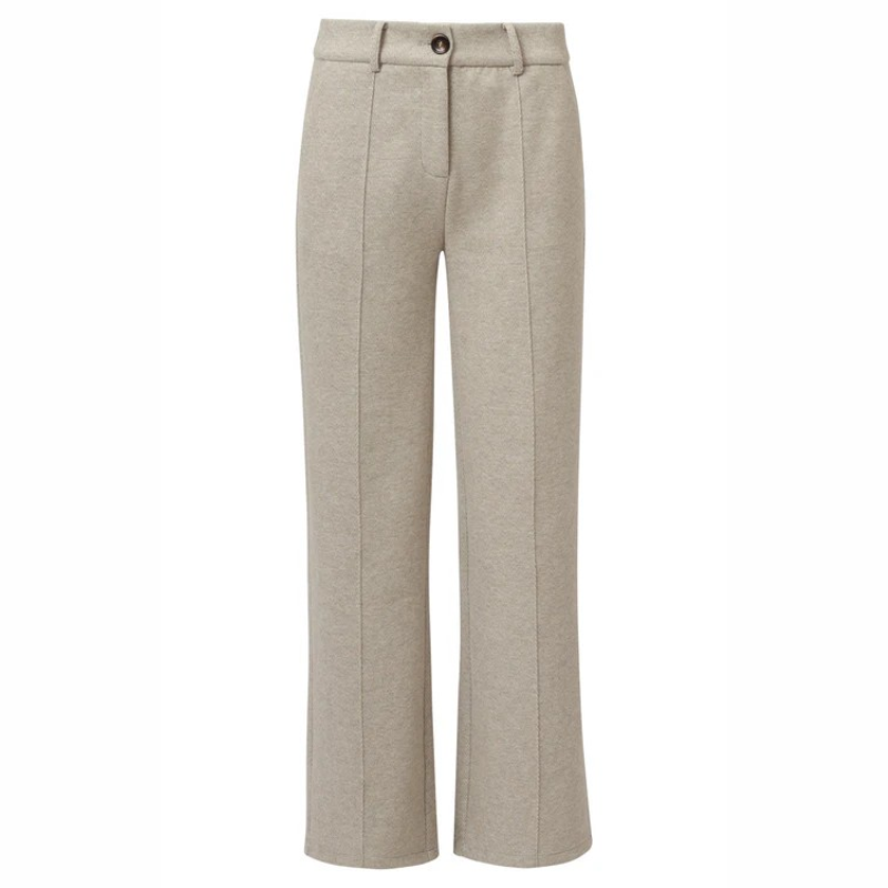 Calças largas com padrão ziz-zag em areia e bege, de vinco na frente costurado. Calças a fechar na frente com fecho e botão e com elástico na cintura com presilhas. Bolsos chino funcionais.
Composição: 55%Poliéster + 27%Viscose + 13%Rayon + 5%Lã