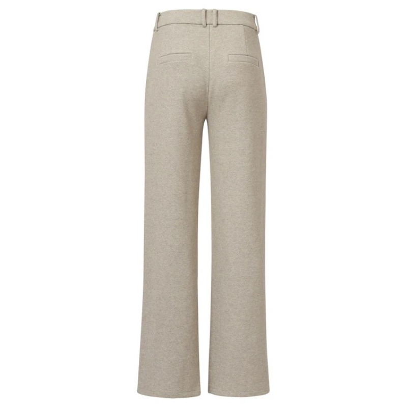 Calças largas com padrão ziz-zag em areia e bege, de vinco na frente costurado. Calças a fechar na frente com fecho e botão e com elástico na cintura com presilhas. Bolsos chino funcionais.
Composição: 55%Poliéster + 27%Viscose + 13%Rayon + 5%Lã