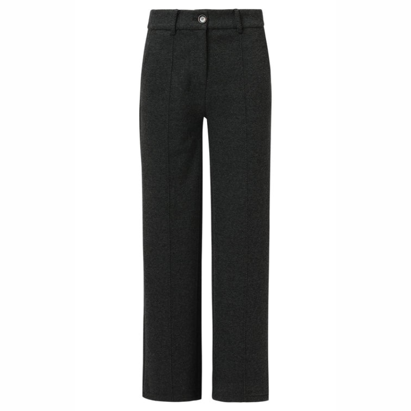 Calças largas com padrão ziz-zag em cinza e preto, de vinco na frente costurado. Calças a fechar na frente com fecho e botão e com elástico na cintura com presilhas. Bolsos chino funcionais.
Composição: 55%Poliéster + 27%Viscose + 13%Rayon + 5%Lã