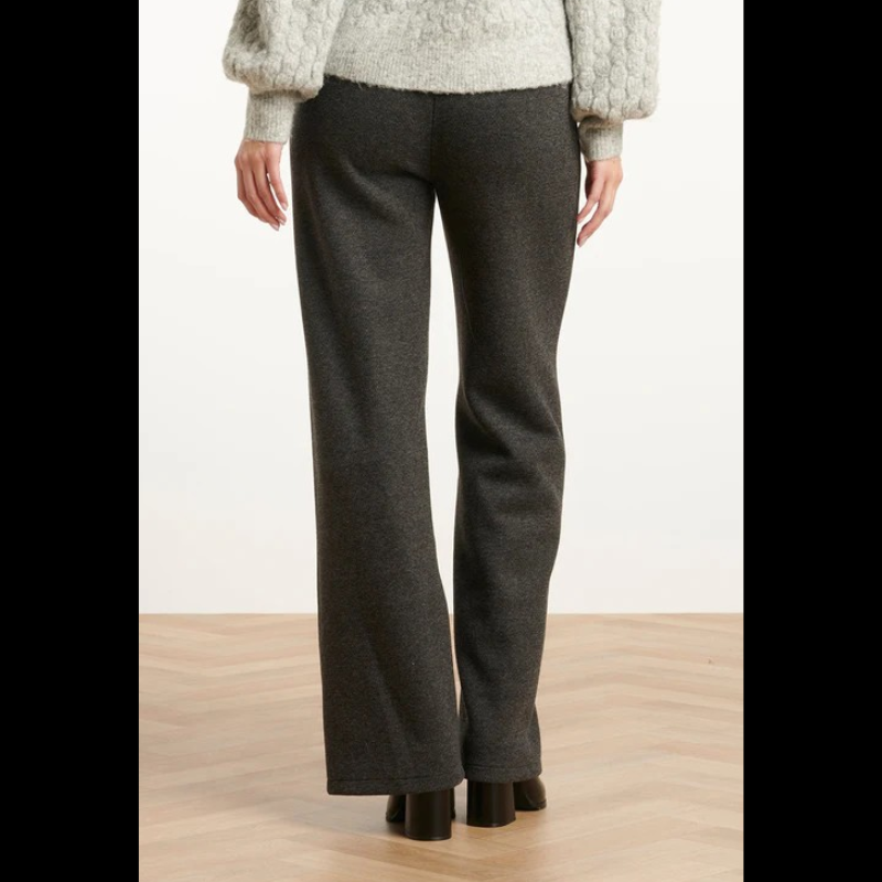 Calças largas com padrão ziz-zag em cinza e preto, de vinco na frente costurado. Calças a fechar na frente com fecho e botão e com elástico na cintura com presilhas. Bolsos chino funcionais.
Composição: 55%Poliéster + 27%Viscose + 13%Rayon + 5%Lã