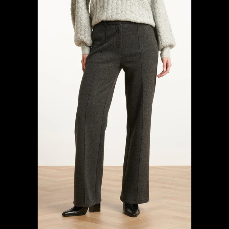 Calças largas com padrão ziz-zag em cinza e preto, de vinco na frente costurado. Calças a fechar na frente com fecho e botão e com elástico na cintura com presilhas. Bolsos chino funcionais.
Composição: 55%Poliéster + 27%Viscose + 13%Rayon + 5%Lã