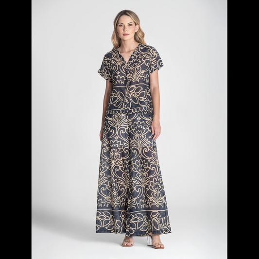 Calças pretas com padrão floral em camel. Calças pantalonas com bolsos laterias e forrada em calção.
Composição: 100% Algodão