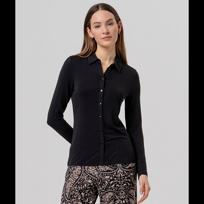 Camisa preta justa em fina viscose de bambu, macia e leve. Gola clássica, fechamento de botão à mesma cor e mangas longas, com uma sensação muito confortável de camisa.