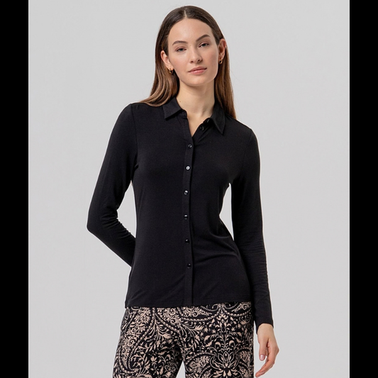 Camisa preta justa em fina viscose de bambu, macia e leve. Gola clássica, fechamento de botão à mesma cor e mangas longas, com uma sensação muito confortável de camisa.