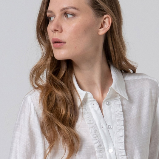 Camisa de manga comprida branca com folhos.
Composição: 80%Viscose + 20%Poliamida