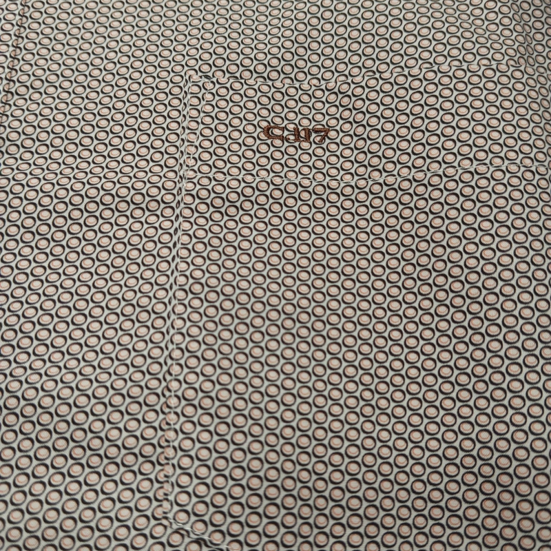 Camisa regular fit com bolso e botões no colarinho. Camisa branca com padrão de círculos em azul escuro e laranja. Logotipo bordado em castanho no bolso.