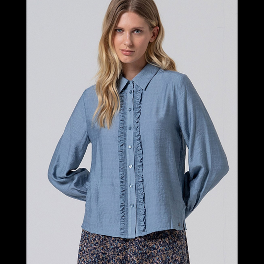 Camisa de manga comprida, em cinzento azulado, com folhos.
Composição: 80%Viscose + 20%Poliamida