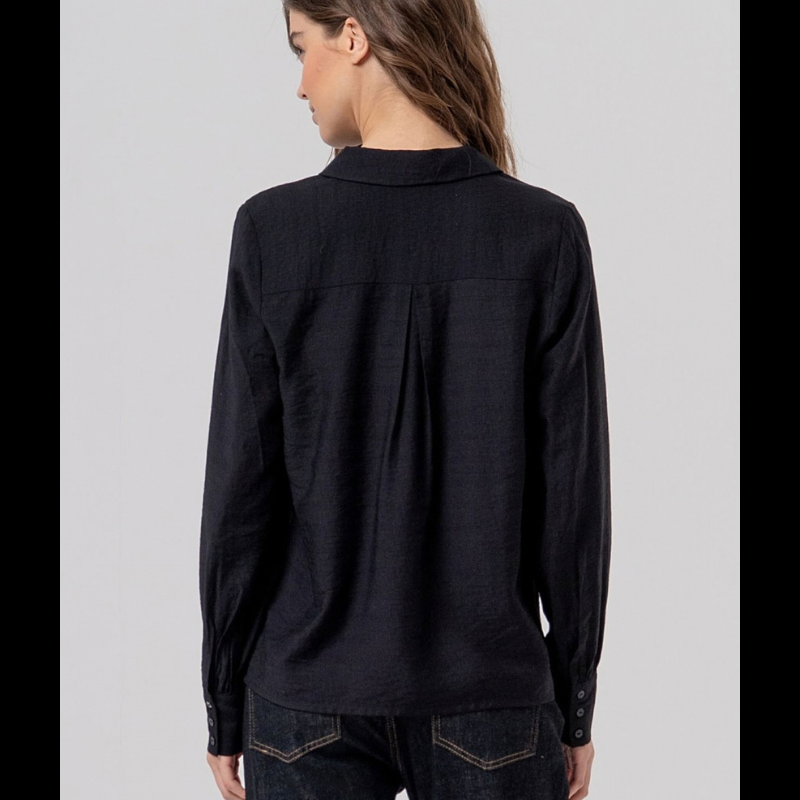 Camisa de manga comprida em preto fluida com gola e botões na frente. Ombros com franzidos que dão volume e punhos bufantes. Tecido leve com toque suave e queda limpa.